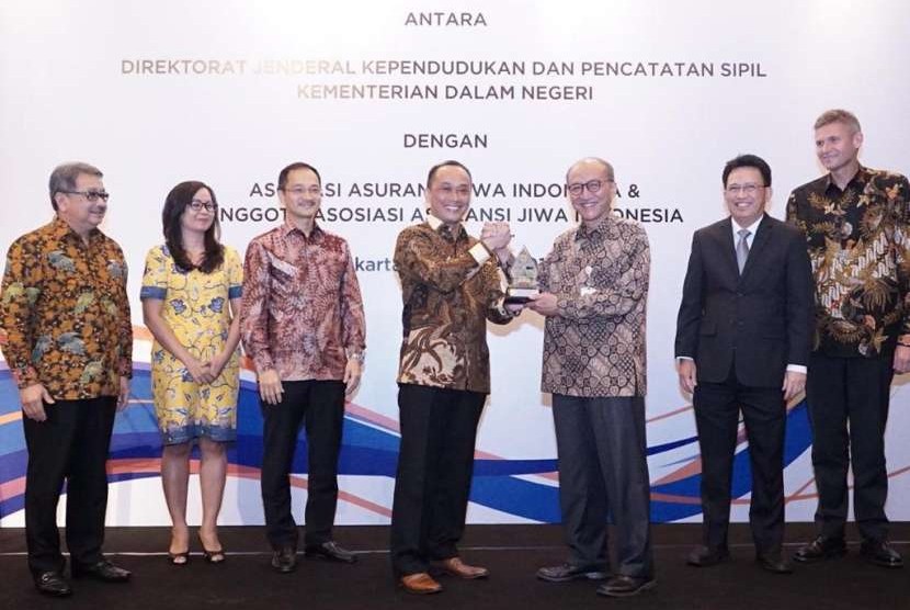 Asosiasi Asuransi Jiwa Indonesia (AAJI) serta Perusahaan Anggota AAJI dan Direktorat Jenderal Kependudukan dan Pencatatan Sipil Kementerian Dalam Negeri Republik Indonesia (Dirjen Dukcapil Kemendagri RI) menjalin kerja sama.