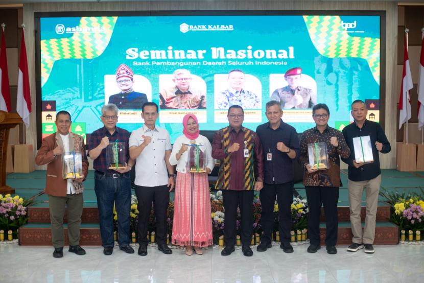 Asosiasi Bank Pembangunan Daerah (Asbanda) kembali menggelar acara Penarikan Undian Nasional Tabungan Simpeda Bank Pembangunan Daerah Seluruh Indonesia (BPDSI) Periode I Tahun XXXV 2024, di Pontianak.