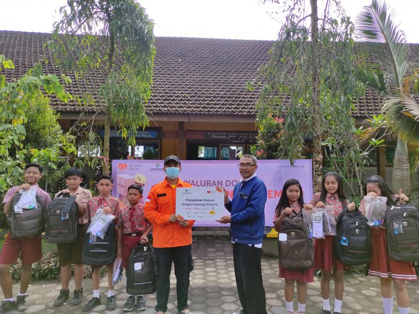 Asosiasi Bank Syariah Indonesia (Asbisindo) melalui Rumah Zakat hadir dalam upaya membantu masyarakat terdampak untuk dapat pulih pascabencana APG gunung Semeru dengan menyalurkan paket bantuan yang terdiri dari perlengkapan sekolah, shelter kit dan bantuan multivitamin.