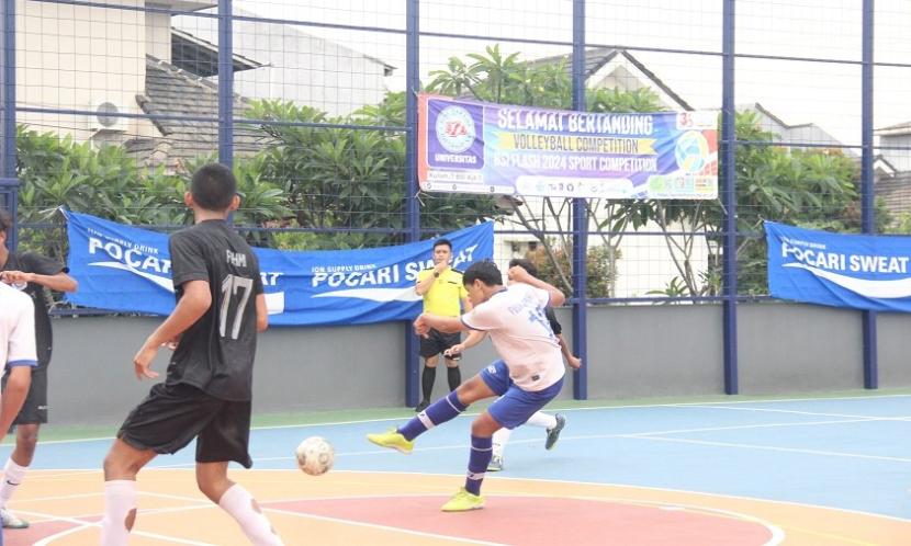 Asosiasi Futsal Kota (AFK) Kota Bogor mendukung penuh jalannya pertandingan BSI Flash 2024 Sport Competition Bogor cabor futsal. Demi terciptanya kompetisi fair play yang menjunjung sportivitas tinggi, AFK Kota Bogor menerjunkan wasit profesionalnya di ajang kompetisi futsal pada gelaran BSI Flash (Festival & Liga Antar SekolaH) tersebut.
