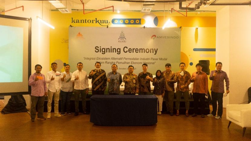 Asosiasi Layanan Urun Dana Indonesia (Aludi) resmi melakukan penandatanganan kerja sama dengan Asosiasi Modal Ventura dan Startup Indonesia (Amvesindo) dan Asosiasi Muda Koperasi Indonesia (AMKI) di Jakarta akhir Oktober lalu.