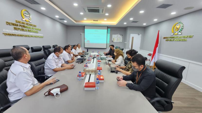 Asosiasi Muslim Penyelenggara Haji dan Umrah Republik Indonesia (AMPHURI) mengusulkan UU Nor 8 Tahun 2019 tentang Penyelenggaraan Ibadah Haji dan Umroh dan UU No 34 Tahun 2014 tentang Pengelolaan Keuangan Haji harus direvisi. AMPHURI menilai, selama ini Badan Pengelola Keuangan Haji (BPKH)  mengalami sejumlah kendala dan keterbatasan dalam menjalankan fungsinya sebagai pengelola keuangan haji.