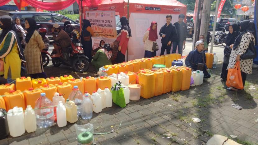 Asosiasi Pedagang Pasar Seluruh Indonesia (APPSI) Kota Sukabumi bekerjasama dengan Kementerian Perdagangan (Kemendag) menggelar pendistribudian minyak goreng curah di Kampung Naga Odeon Kota Sukabumi, Rabu (20/4/2022).