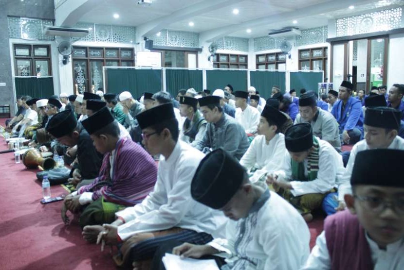 Asosiasi Pelaku Industri Halal Indonesia (APIHI) bekerjasama dengan Keluarga Mahasiswa Nahdlatul Ulama (KMNU) IPB menggelar acara Istighitsah, Sholawatan, dan Do'a Bersama bertema *