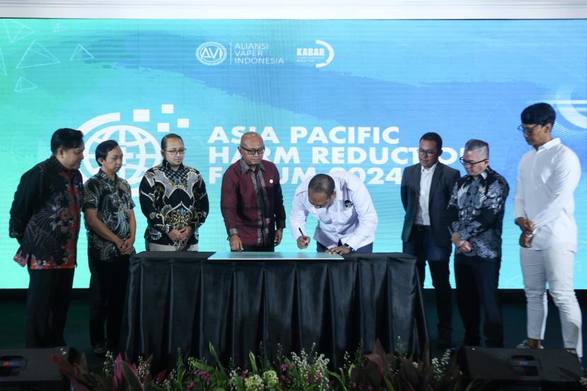 Asosiasi pelaku usaha dan konsumen produk tembakau alternatif menyampaikan deklarasi Gerakan Bebas TAR pada Asia Pacific Harm Reduction Forum (APHRF) 2024 di Jakarta, baru-baru ini. 