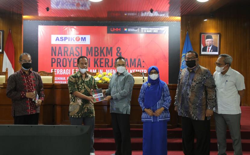 Asosiasi Pendidikan Tinggi Ilmu Komunikasi (Aspikom) Indonesia melangsungkan Forum Group Discussion (FGD) di Universitas Muhammadiyah Malang (UMM) pada 17 hingga 18 Maret dengan mengkaji tema Narasi MBKM dan Proyeksi Kerjasama: Berbagi Pengalaman dan Kemitraan.