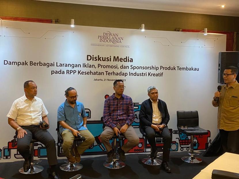 Asosiasi periklanan dan media kreatif  menjadi pembicara dalam diskusi bertajuk Dampak Berbagai Larangan Iklan, Promosi, dan Sponsorship Produk Tembakau pada RPP Kesehatan Terhadap Industri Kreatif yang berlangsung di Jakarta, Selasa ( 21/11/2023).