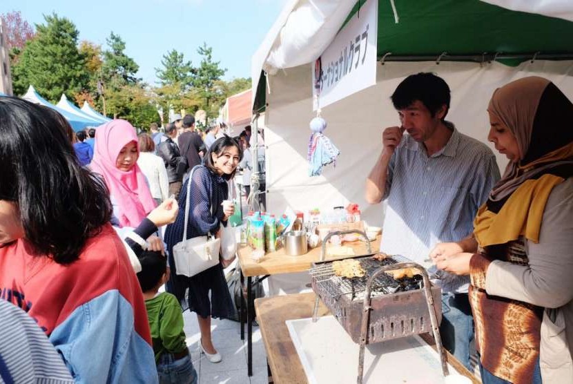  Asosiasi Persahabatan Ishikawa Indonesia (APII) yang beranggotakan warga Jepang yang memiliki keterkaitan  dengan Indonesia menggalang donasi untuk membantu korban gempa dan tsunami di Sulawesi Tengah. 