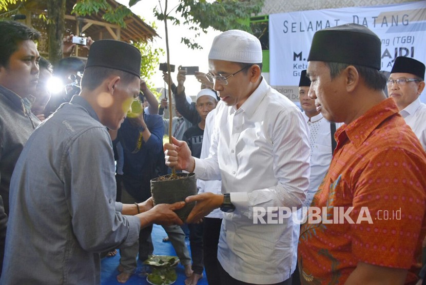 Asosiasi Petani Berkah Alam Tasikmalaya menyampaikan dukungannya kepada Gubernur NTB TGH Muhammad Zainul Majdi atau Tuan Guru Bajang (TGB) untuk maju dalam pemilihan Presiden dan Wakil Presiden (Pilpres) 2019 di Ponpes  Cintawana, Tasikmalaya, NTB, Kamis (15/3).