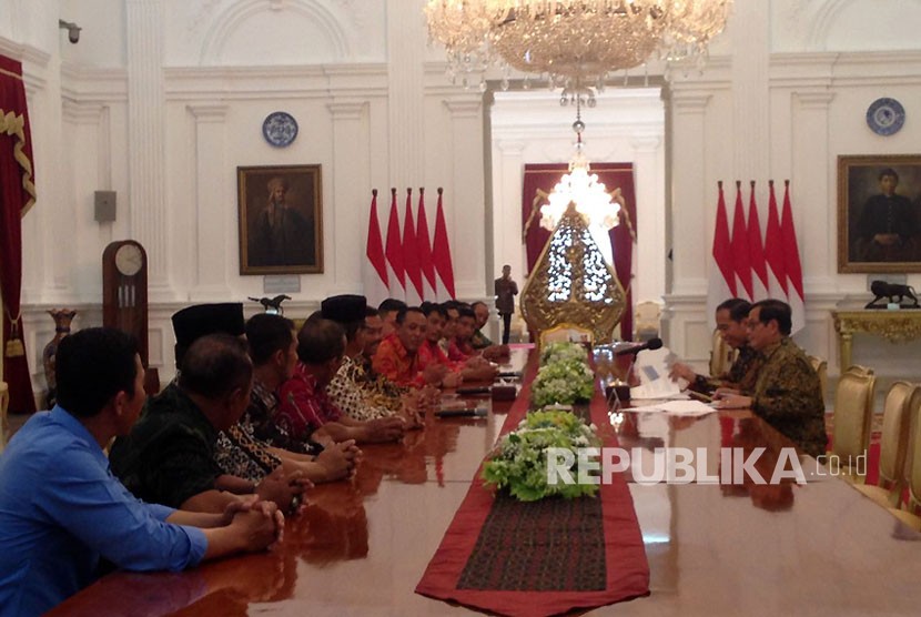 Asosiasi Petani Tembakau bertemu Presiden Joko Widodo (Jokowi) di Istana Merdeka, Jakarta, Senin (30/10). 