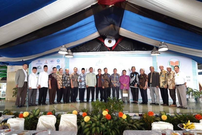 Asosiasi Yayasan Pendidikan Islam (AYPI) yang resmi dideklarasikan pada 4 Mei 2019 menggelar acara Halal Bil Halal sekaligus Pleno ke-2 di sekretariat AYPI, Sekolah Islam Terpadu (SIT) Fajar Hidayah, Kota Wisata, Gunung Putri, Bogor, Jawa Barat, Sabtu, (22/6). 
