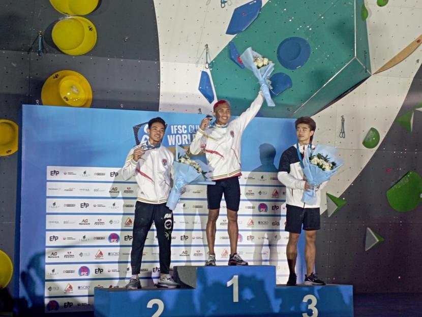 Aspar (tengah) meraih medali emas kejuaraan dunia panjat tebing dunia 2022. Kiromal Katibin (kiri) raih perak dan Long Chao (Cina), Kanan raih perunggu).