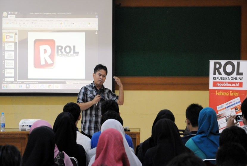 Asredpel Republika Online, Heri Ruslan menyampaikan materi jurnalistik dalam acara ROL to Campus di UIN Syarif Hidayatullah, Jakarta, Selasa (5/6).