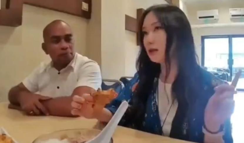 Asri Diamuna dicopot dari Kepala Kantor Unit Penyelenggara Bandar Udara (UPBU) Sangia Nibandera karena mengajak Youtuber perempuan asal Korsel ke hotelnya.