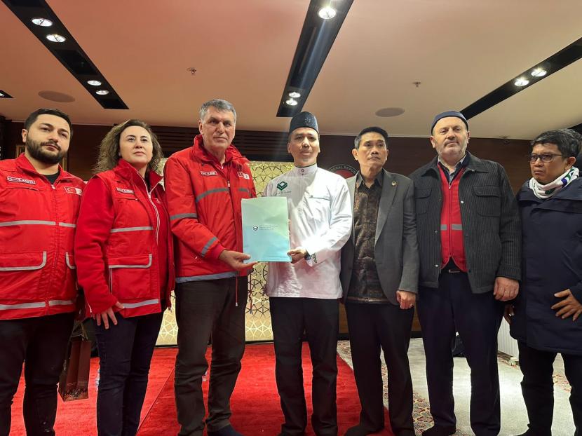 Assalam Fil Alamin (Asfa) Foundation menyerahkan bantuan untuk korban gempa bumi di Turki sebesar 50 ribu dolar AS kepada Bulan Sabit Merah Turki di Istanbul, Turki, Jumat (10/2/2023).
