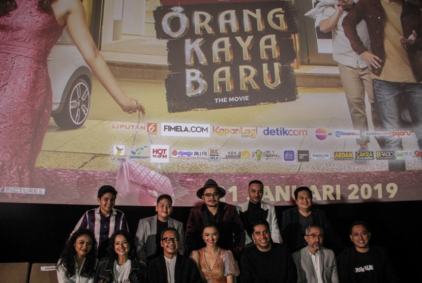 Associate Vice President of Brand Bukalapak Ari K Wibowo (kanan) berfoto bersama seluruh pemain film Orang Kaya Baru saat acara press screening film Orang Kaya Baru di Plaza Senayan, Jakarta, Senin (21/1/2019).