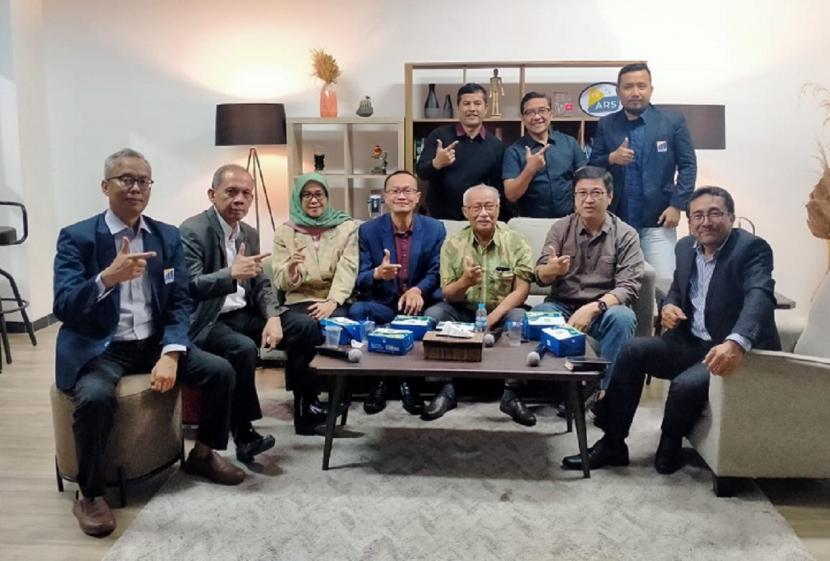 Association of Hospitality Leaders Indonesia (AHLI) Dewan Pimpinan Daerah (DPD) Jawa Barat menggelar webinar internasional bertajuk Hospitality Human Capital. Webinar berlangsung secara hibrid dari Studio TV ARS University. 
