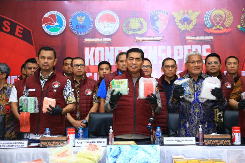 Asta Cita ke-7 yakni memperkuat reformasi politik, hukum dan birokrasi serta memperkuat pencegahan dan pemberantasan korupsi, narkoba, judi dan penyeludupan.