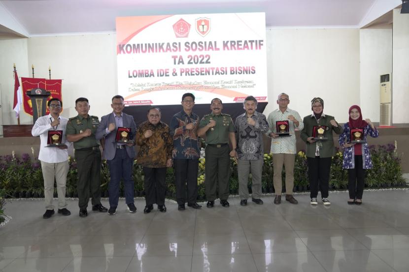 Aster TNI Mayjen TNI Purwo Sudaryanto (lima dari kanan), Ketua Senat/Pembina Yayasan Unkris Prof Dr. T. Gayus Lumbuun (empat dari kanan), Ketua Yayasan Unkris Amir Karyatin SH, dan Rektor Unkris Dr. Ir. Ayub Muktiono, M.SiP.,CIQaR (lima dari kiri) berfoto bersama narasumber kegiatan Komunikasi Sosial (Komsos) Kreatif Tahun Anggaran 2022 secara hybrid di Kampus Unkris pada Rabu (16/11/2022).