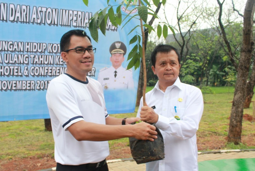 Aston Imperial Bekasi lakukan CSR berupa pemberian 300 bibit pohon kepada pemerintah kota Bekasi.