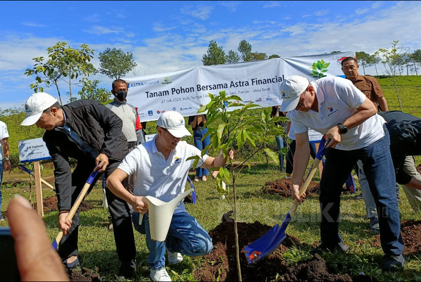Astra Financial bersama 14 unit bisnisnya menyelenggarakan kegiatan Tanam Pohon Bersama di Hulu Sungai Ciliwung. Kegiatan ini diharapkan memberikan dampak positif dan berkelanjutan bagi lingkungan dan kesejahteraan masyarakat sekitar. 