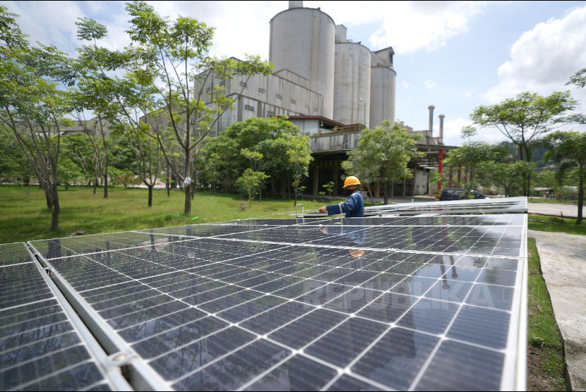 Selain pemanfaatan biomassa sebagai bahan bakar alternatif, implementasi manajemen energi berbasis ISO 50001 yang diterapkan PT Semen Tonasa juga mencakup inisiatif pemanfaatan energi baru terbarukan (EBT) dengan pemasangan panel surya untuk substitusi listrik dalam operasionalnya.