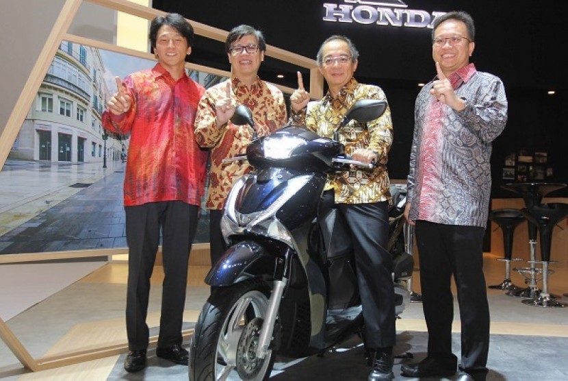 Astra Honda Motor (AHM) meluncurkan skutik premium bergaya Eropa, Honda SH150i di ajang Indonesia International Motor Show 2017, Jakarta, Kamis (27/4). 