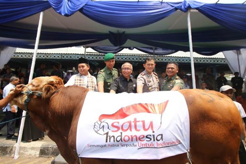 Astra menyerahkan secara simbolik hewan qurban