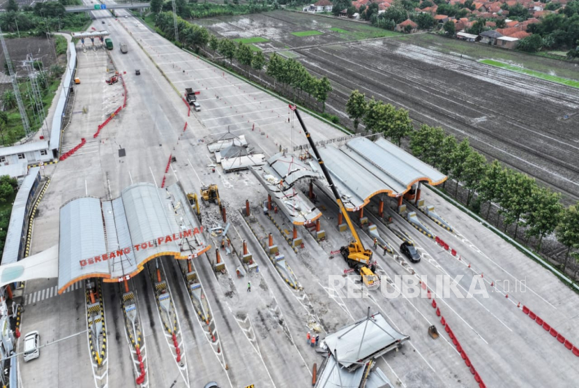 Astra Tol Cipali bongkar ex-Gerbang Tol Palimanan Utama di KM 188 ruas Tol Cipali. Pengendara diminta turunkan kecepatan saat melintasi titik tersebut.