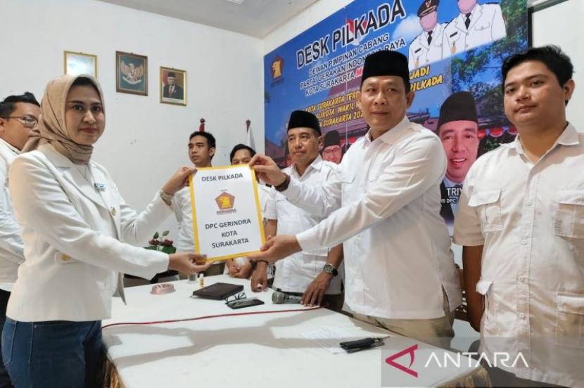 Astrid Widayani menerima formulir pendaftaran dari Partai Gerindra di Solo, Jawa Tengah, Kamis (9/5/2024)