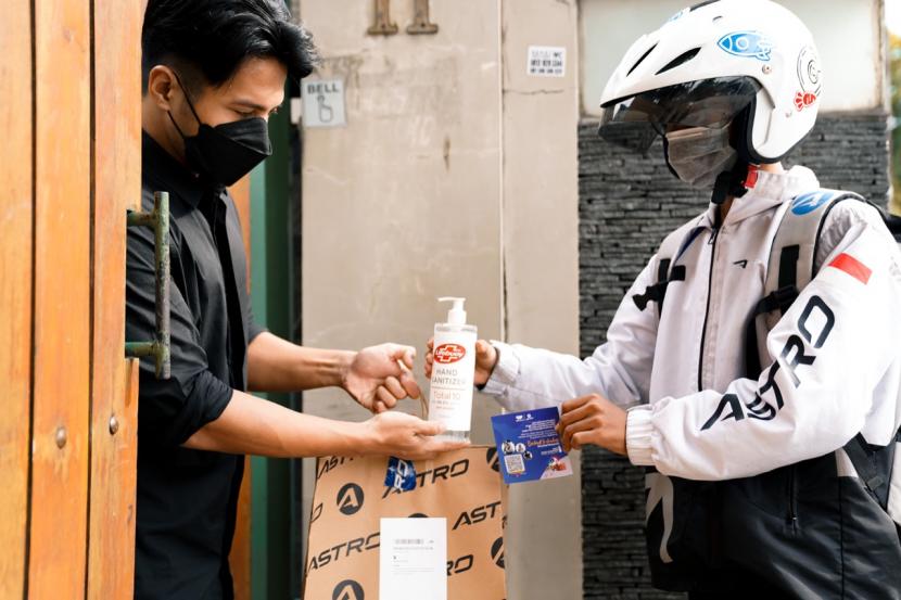 Astro dan WeCare.id kolaborasi membagikan hand sanitizer ke pelanggan (ilustrasi).