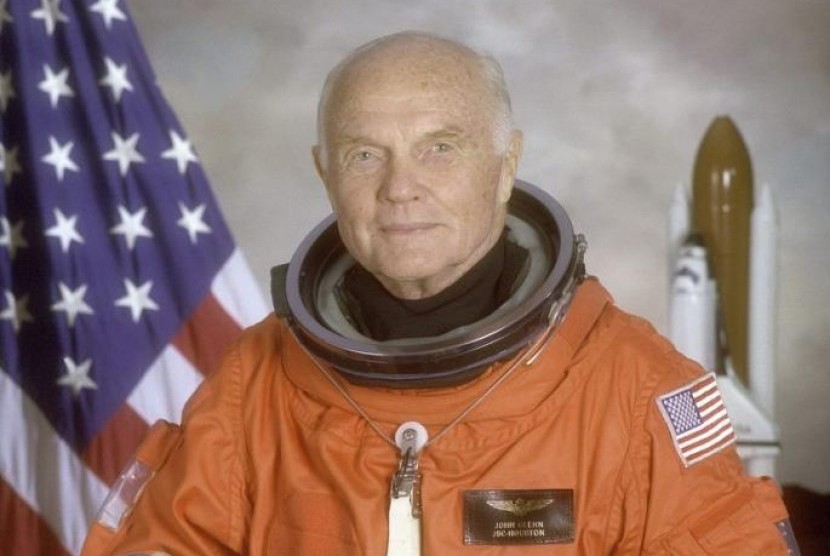 Astronaut AS yang pertama kali mengorbit Bumi John Glenn berpose pada 1998.
