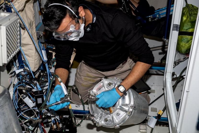 Astronaut asal Uni Emirat Arab (UEA) Sultan Al Neyadi ketika mengerjakan tangki daur ulang air di luar angkasa.