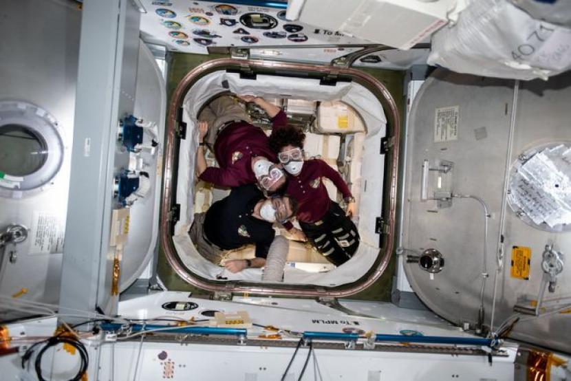 Astronaut di ruang angkasa. Astronaut mengibaratkan lockdown seperti masanya bertugas di luar angkasa.