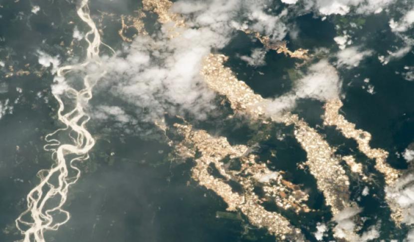 Astronaut menunjukkan aliran sungai emas yang terlihat di Bumi dan berkilau dengan pantulan sinar matahari.