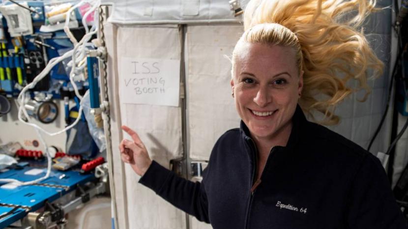 Arsip foto astronaut NASA ketika mengikuti pemilu dari ISS.