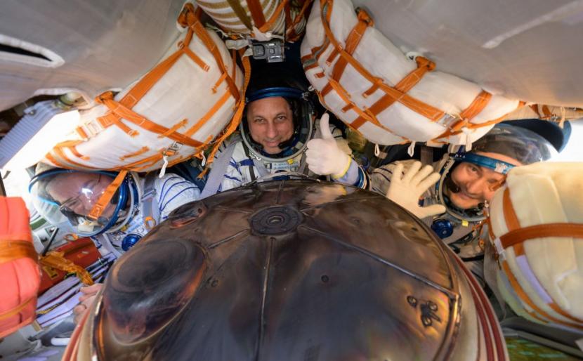  Astronaut NASA Mark Vande Hei (kiri) bersama dengan kosmonaut Rusia Anton Shkaplerov dan Pyotr Dubrov  kembali ke Bumi dengan dua kosmonaut Rusia setelah menghabiskan satu tahun di Stasiun Luar Angkasa Internasional (ISS). Sebuah tim ahli di University of Warwick telah mendemonstrasikan metode baru untuk menghasilkan oksigen dalam gaya berat mikro yang melibatkan magnet.