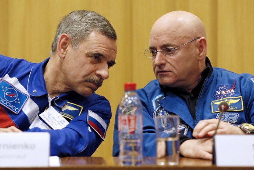 Astronaut NASA Scott Kelly (kanan) dan kosmonaut Mikhail Kornienko kembali ke Bumi pada Selasa (1/3) setelah hampir setahun berada di Stasiun Antariksa Internasional. 