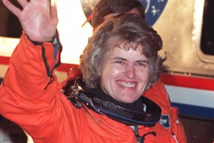 Astronaut perempuan Amerika Serikat (AS), Shannon Lucid, kembali ke bumi dengan pesawat ruang angkasa Atlantis pada 26 September 1996. Sebelumnya ia tinggal selama enam bulan di stasiun ruang angkasa milik Rusia, Mir.