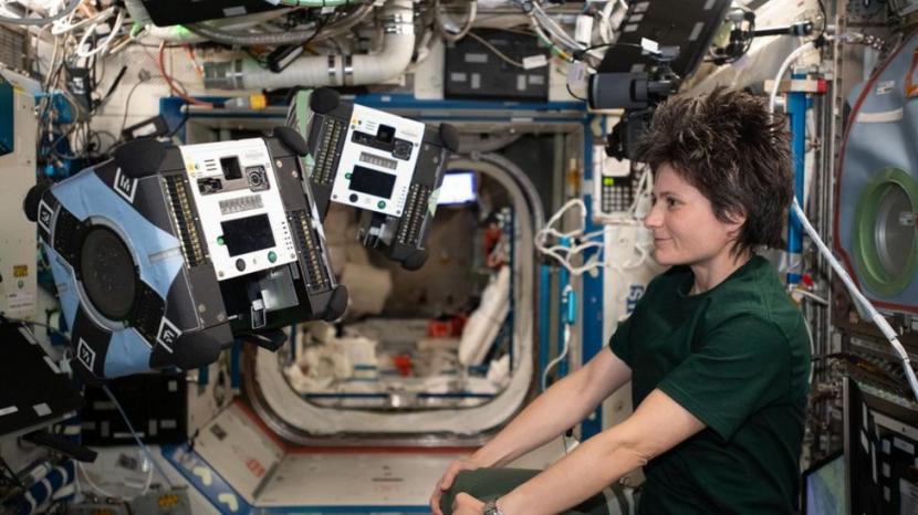 Astronaut wanita pertama Italia Samantha Cristoferatti memegang rekor penerbangan luar angkasa tanpa gangguan terlama oleh astronaut Eropa. Astronaut Wanita Ini Manfaatkan TikTok Sebarkan Kehidupan di Luar Angkasa