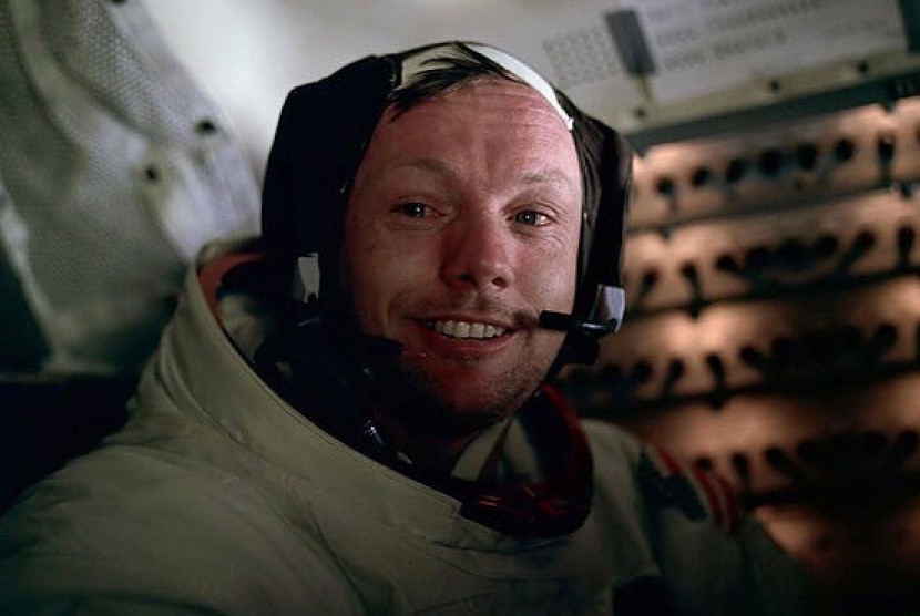 Astronot Amerika Serikat, Neil Armstrong. Ia diklaim sebagai orang pertama yang mengijakkan kaki di bulan pada 20 juli 1969 silam.
