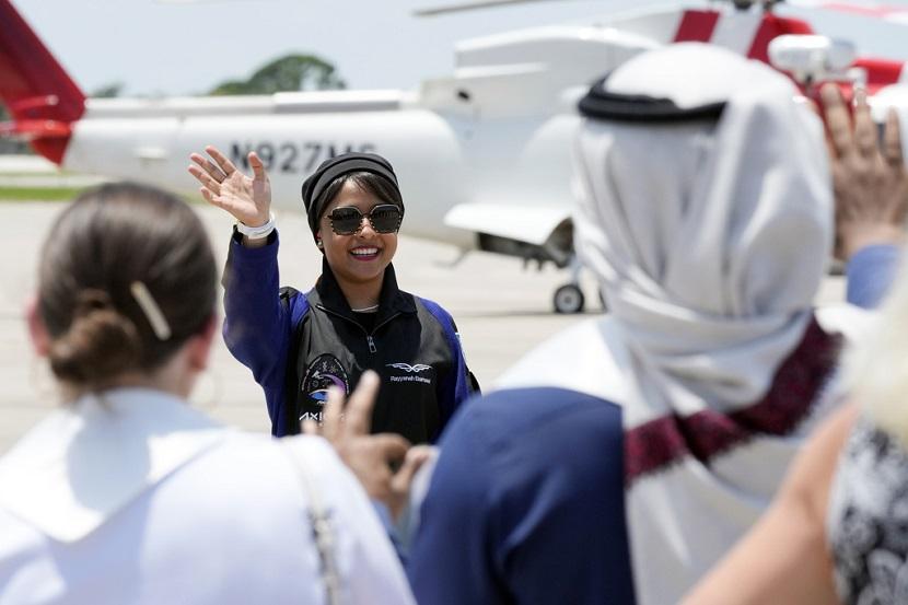 Astronaut Arab Saudi Rayyanah Barnawi melambaikan tangan kepada keluarga dan teman-temannya saat ia tiba di Kennedy Space Center di Cape Canaveral, Florida, untuk peluncuran yang dijadwalkan pada Minggu, 21 Mei 2023.