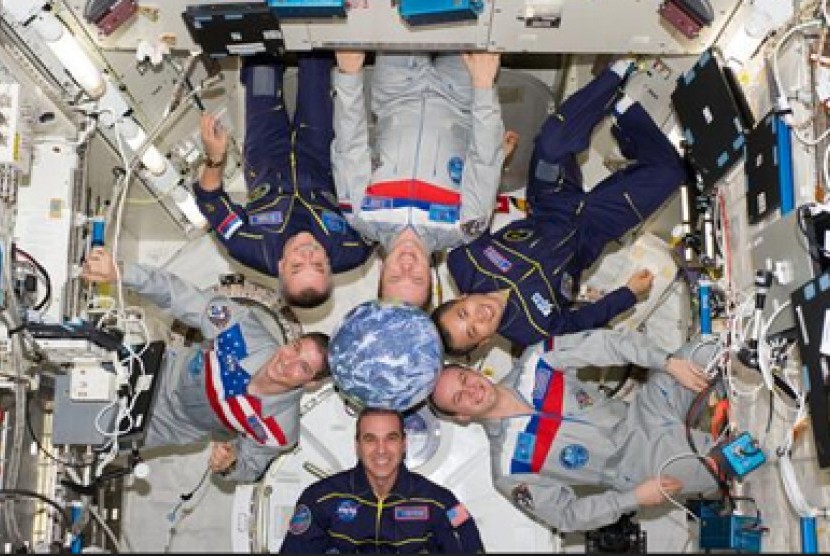 Astronot AS dan Kosmonot Rusia saat berfoto bersama di luar angkasa. 