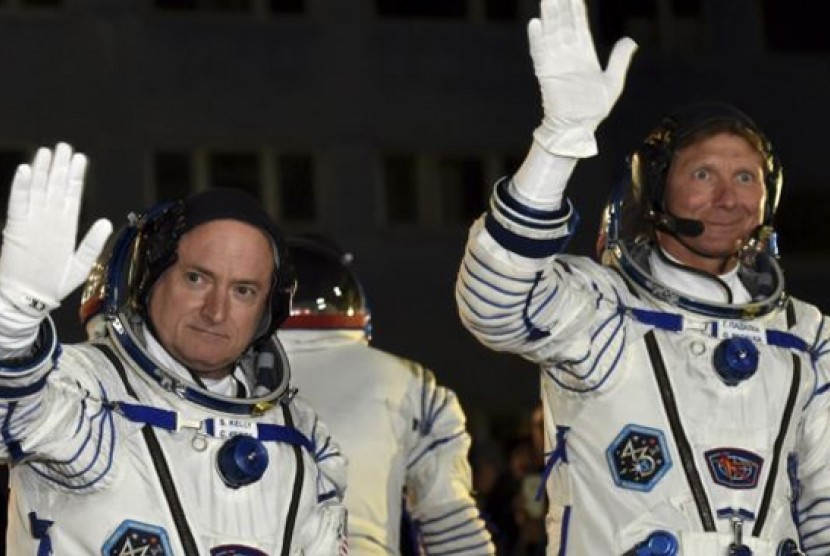 Astronot AS Scott (kiri) dan kosmonot Rusia, Gennady Padalka sebelum berangkat menuju ISS (foto: dok). Padalka mencatat rekor 879 hari berada di antariksa, setelah menyelesaikan misinya yang kelima selama 168 hari. 