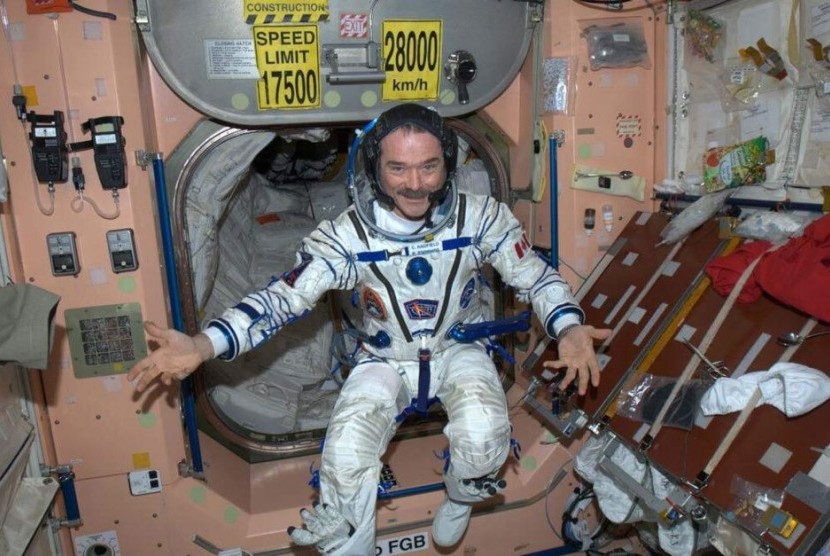 Astronot Chris Hadfield berpose di Stasiun Luar Angkasa Internasional, pada tahun 2013. 