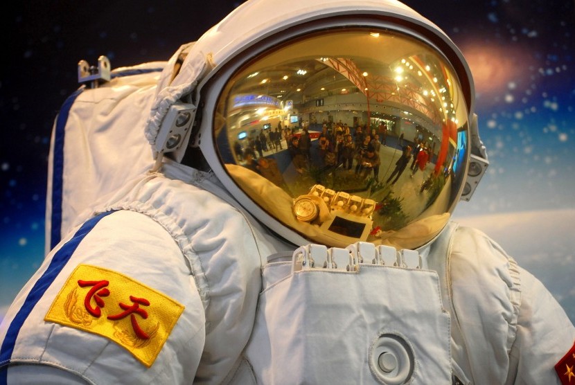 Dua astronaut China melakukan perjalanan luar angkasa (spacewalk) selama empat jam. Ilustrasi.