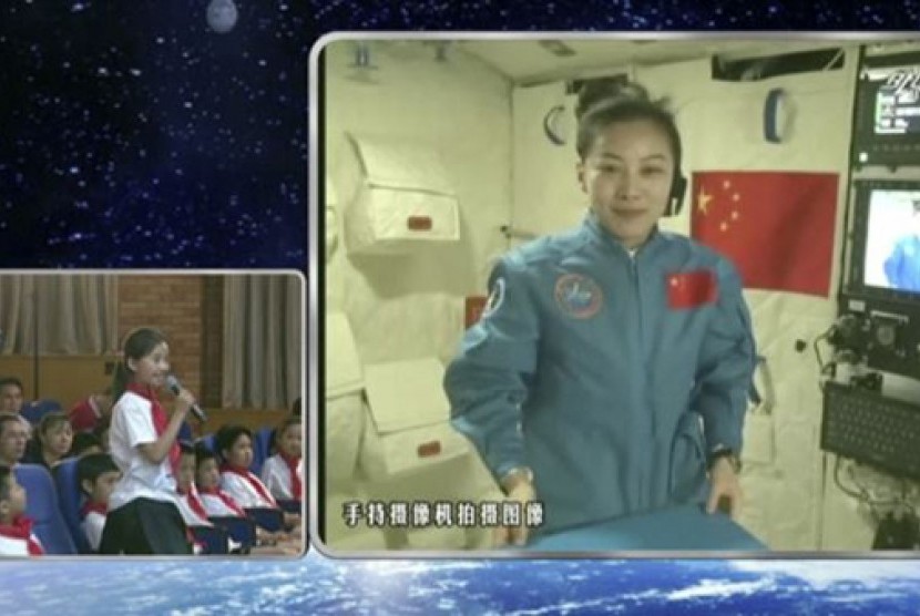 Astronaut Cina mengajar