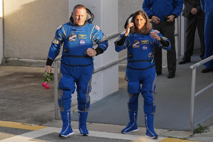 Astronot NASA Butch Wilmore, kiri, dan Suni Williams meninggalkan gedung Operasi dan Checkout sebelum menuju ke Space Launch Complex 41 untuk menaiki kapsul Starliner Boeing di atas roket Atlas V untuk misi ke Stasiun Luar Angkasa Internasional di Stasiun Angkatan Luar Angkasa Cape Canaveral, Senin , 6 Mei 2024.