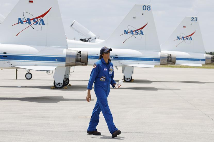 Astronot NASA Suni Williams berjalan melewati jet NASA setelah tiba di Kennedy Space Center, Kamis, 25 April 2024, di Cape Canaveral, Florida. Awak dua pilot uji akan meluncurkan kapsul Starliner Boeing di atas roket Atlas ke Stasiun Luar Angkasa Internasional , dijadwalkan lepas landas pada 6 Mei 2024.