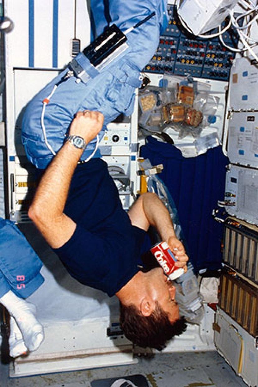 Astronot Tony England meminum Pepsi dari ruang angkasa.